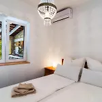Two-bedroom In דירה