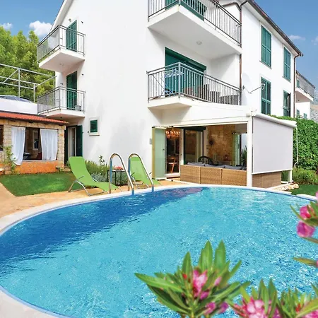 2 Bedroom Awesome In Apartment *