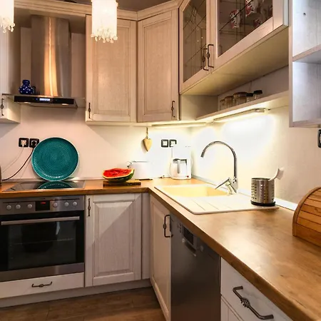 Stunning Apartment In Ivan Dolac Апартаменти