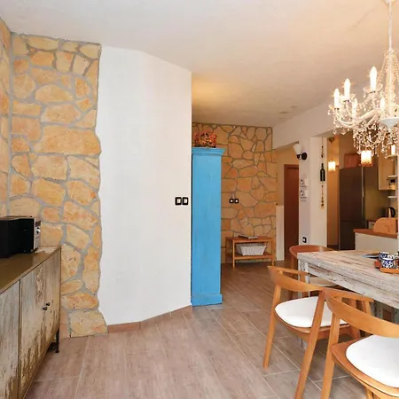 2 Bedroom Awesome In Apartment *