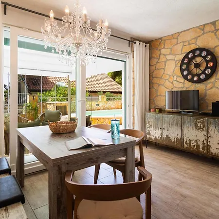 2 Bedroom Awesome In Ivan Dolac